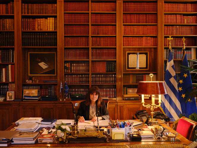 La présidente grecque, Katerina Sakellaropoulou, à son bureau du palais présidentiel à Athènes, le 11 mars 2021.