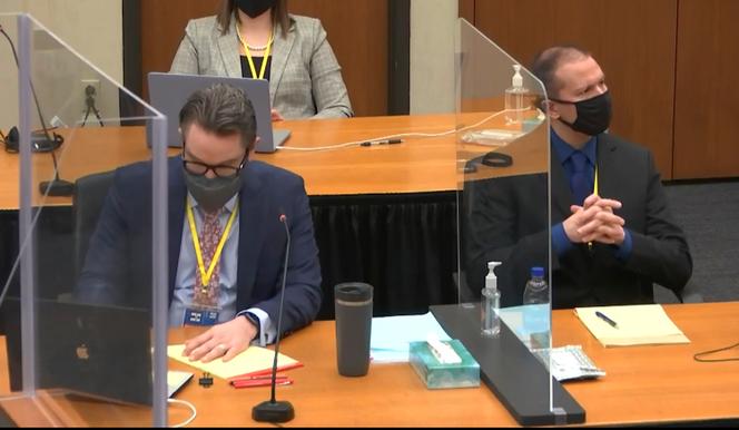 L’ancien policier Derek Chauvin (à droite), accusé du meurtre de George Floyd en mai 2020, aux côtés de son avocat, Eric Nelson, lors de la sélection du jury, le 23 mars 2021 à Minneapolis.