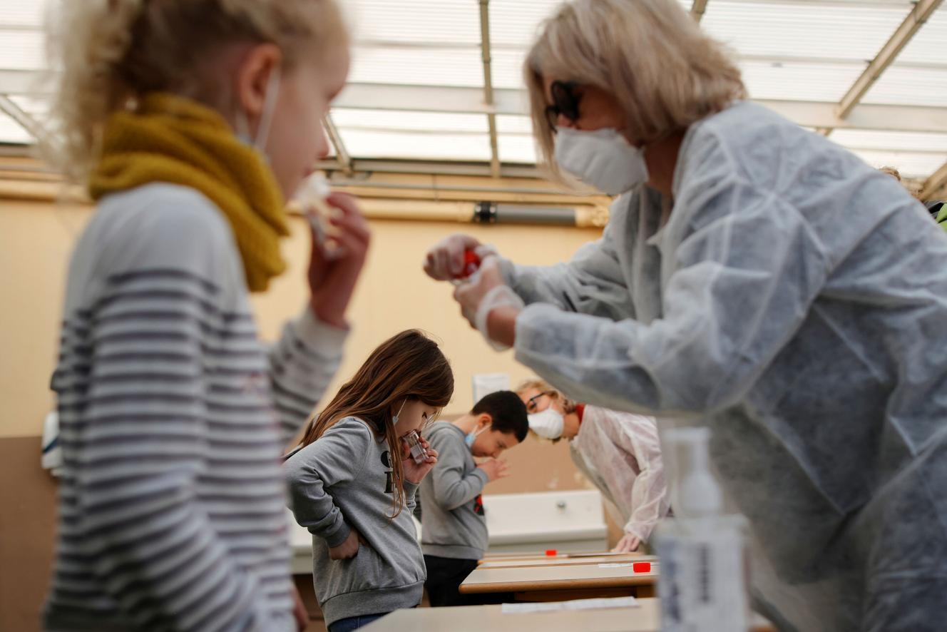 Des enfants effectuent un test salivaire, dans une école à Nice, le 8 mars 2021.