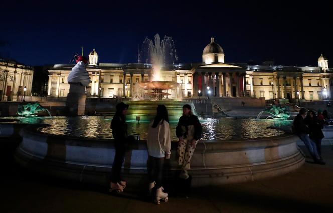 A year after his first imprisonment, the glowing Trafalgar Square on Tuesday, March 23, commemorates the death of Govt-19 in the United Kingdom.