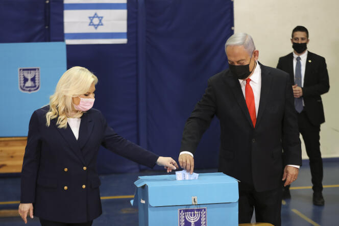 Le premier ministre, Benyamin Nétanyahou, et sa femme Sara ont voté, à Jérusalem, le 23 mars 2021.