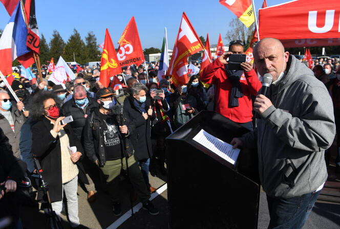 Maël Le Goff, représentant syndical CGT de la Fonderie de Bretagne, filiale du groupe Renault, lors d’un rassemblement le 23 mars 2021, à Caudan (Morbihan), après l’annonce par Renault de la vente de l’usine.