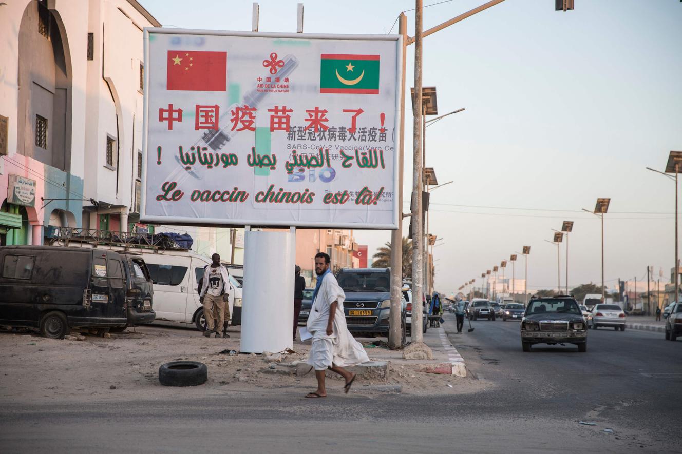 Un panneau indiquant « Le vaccin chinois est là », à Nouakchott, le 22 mars 2021.