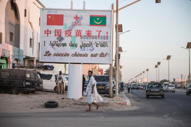 Un panneau indiquant « Le vaccin chinois est là », à Nouakchott, le 22 mars 2021.