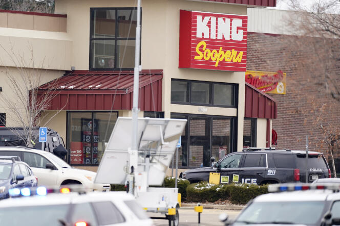 La police sécurise l’extérieur du supermarché King Soopers à Boulder, lundi 22 mars.