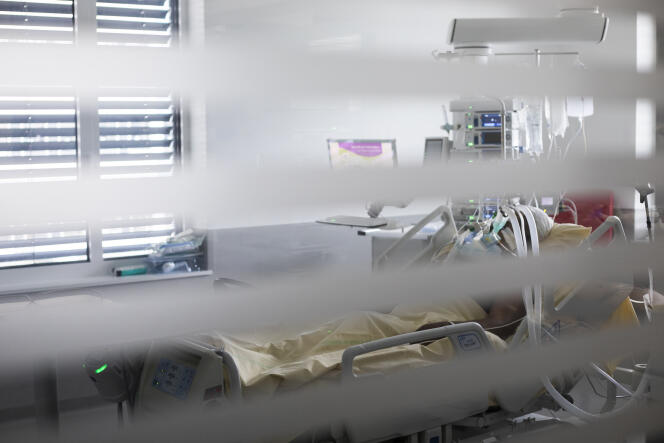 Un patient dans une unité de réanimation chirurgicale, à l’hôpital Henri-Mondor à Créteil (Val-de-Marne), le 22 mars.