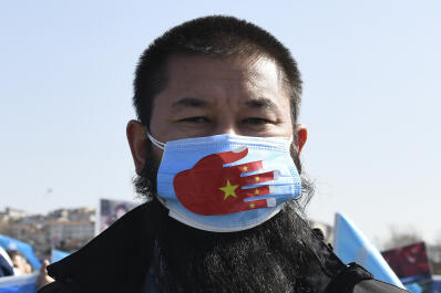 Un membre de la communauté ouïgoure en Turquie lors d’une manifestation contre la Chine, à Istanbul, le vendredi 26 février 2021.