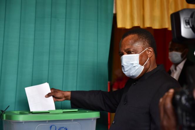 Le président sortant Denis Sassou-Nguesso en train de voter à Brazzaville, le 21 mars 2021.