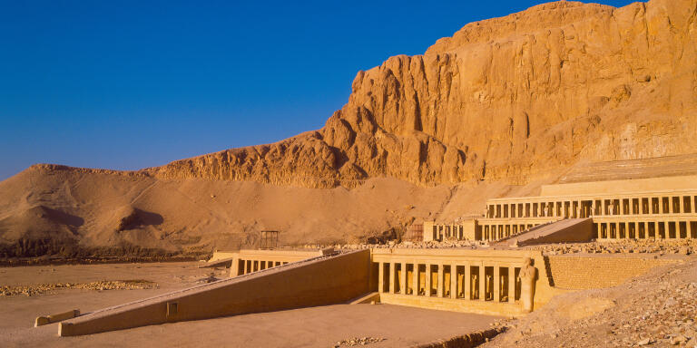 EGYPTE. LOUXOR. VALLEE DES ROIS ET DES REINES, TEMPLE D'HATCHEPSOUT A DEIR EL BAHARI SUR LA RIVE GAUCHE DU NIL