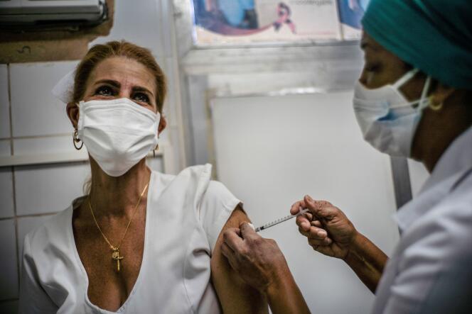 A La Havane, le 24 mars 2021, une professionnelle de santé reçoit une dose de Soberana 2, l’un des vaccins contre le Covid-19 développé à Cuba. Il est actuellement en phase 3.