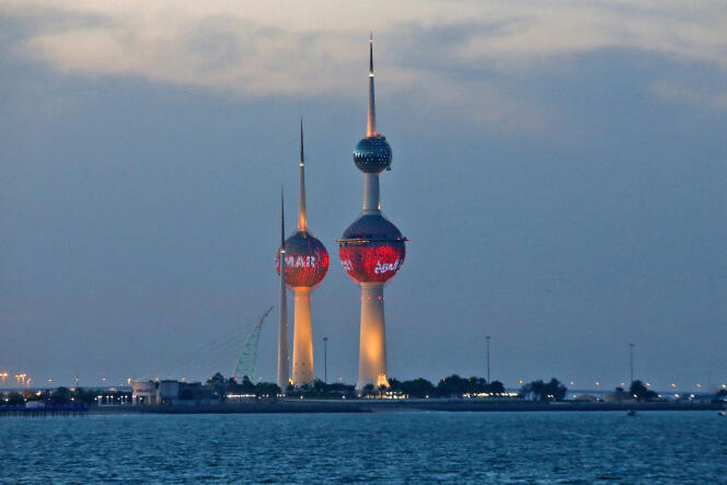 Les Tours du Koweït illuminées en rouge, à Koweït, pour célébrer la réussite de la mission de la sonde Al-Amal (« espoir »), des Emirats arabes unis vers Mars, le 9 février 2021.