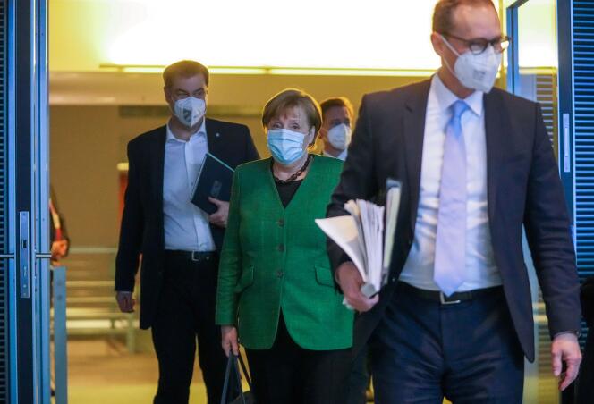 La chancelière allemande, Angela Merkel, accompagnée de Markus Söder, ministre-président de Bavière, et Michael Mueller, maire de Berlin, après une réunion de crise face à la détérioration de la situation sanitaire en Allemagne, le 23 mars 2021.