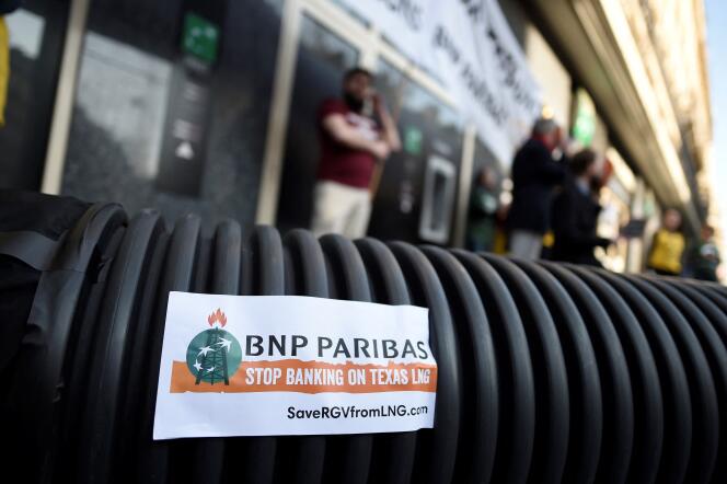 Une action de l’association écologiste ANV-COP21, devant une banque BNP Paribas, à Paris, en 2017.