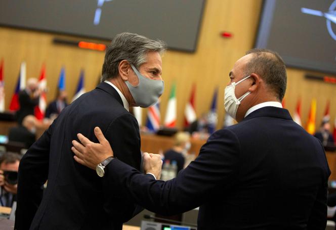 Le secrétaire d’Etat américain, Antony Blinken (à gauche), et le ministre des affaires étrangères turc, Mevlut Cavusoglu, à l’OTAN le 23 mars, à Bruxelles.
