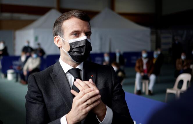 Emmanuel Macron, lors de sa visite dans un centre de vaccination Covid-19, à Valenciennes, mardi 23 mars.