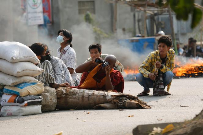 Derrière une barricade, le 22 mars à Mandalay (Birmanie).