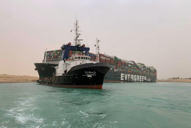 Le porte-conteneurs « Ever-Given », bloqué dans le canal de Suez, le 24 mars 2021.