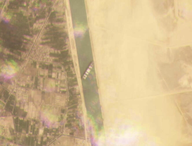 Cette image-satellite de Planet Labs Inc. montre le cargo « Ever-Given » échoué en travers du canal de Suez, le 24 mars 2021.
