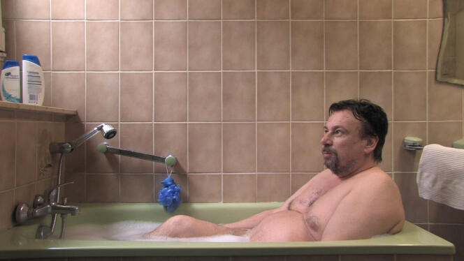 Dans leur bain, plusieurs personnes sans domicile racontent l’importance de ce moment dans leur vie. Capture issue du documentaire « Sous la douche, le ciel », d’Amir Borenstein et Effi Weiss.
