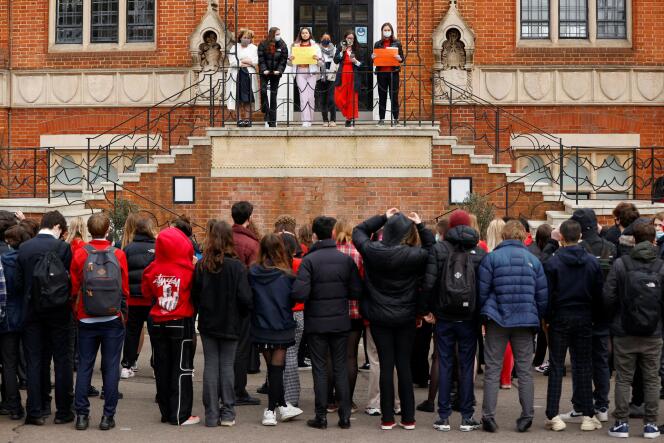 Manifestation d’élèves devant la Highgate School, à Londres, le 25 mars.
