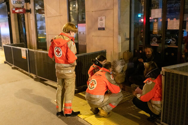 L’équipe de la Croix-Rouge discute avec Patrick, qui vit dans la rue depuis 2009, lors d’une maraude dans le 7e arrondissement de Paris, le 24 mars.