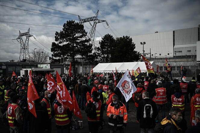 Lors d’un rassemblement contre le projet « Hercule » d’EDF, devant la centrale du Blayais, en Gironde, jeudi 25 mars 2021.