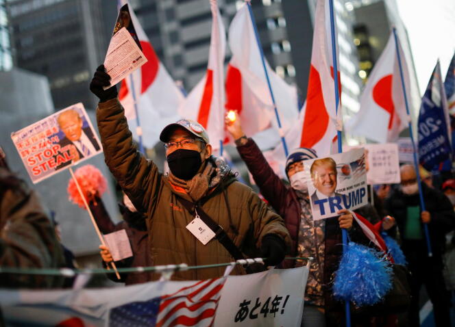 Des partisans de l’ancien président américain Donald Trump manifestent avant l’investiture de Joe Biden, à Tokyo, le 20 janvier.