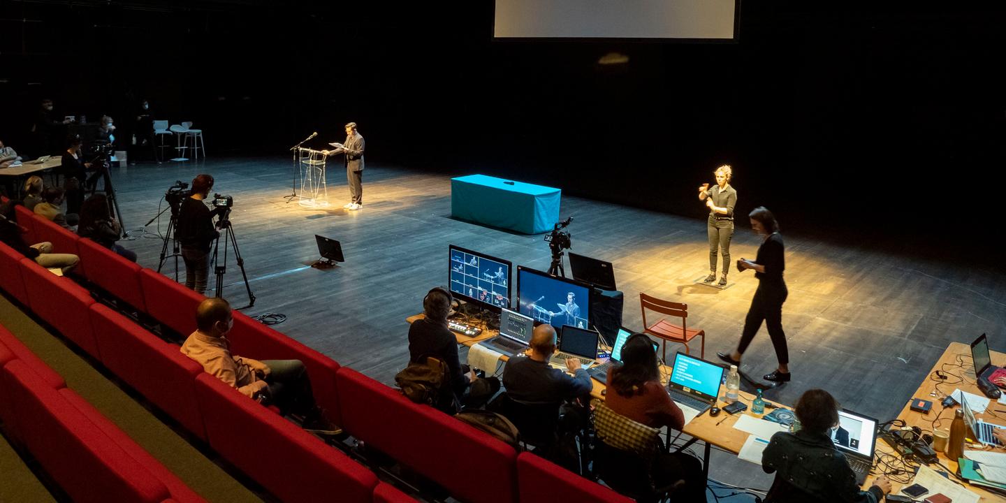 le festival d avignon devoile une programmation feminine et feministe