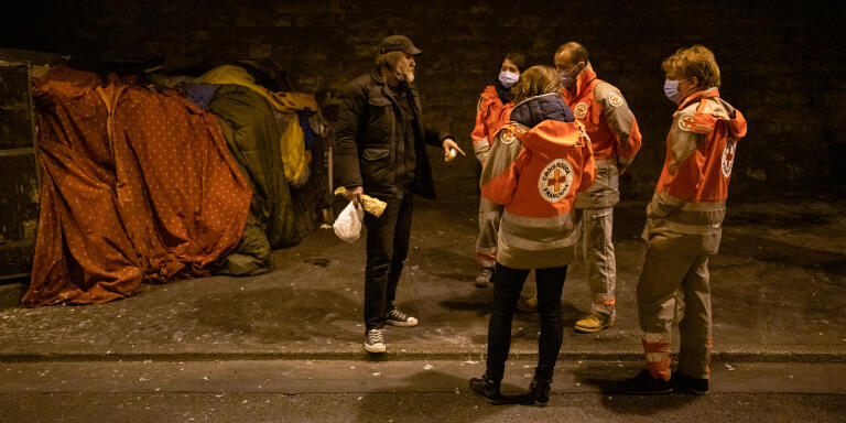 PARIS, France le 24 Mars 2021 : Maraude auprès des sans domicile fixe du 7ème arrondissement de Paris en compagnie d'une équipe de la Croix Rouge (Action Sociale). Sur l'image : rencontre avec Oswald qui squatte le tunnel sous l'esplanade des Invalides. 