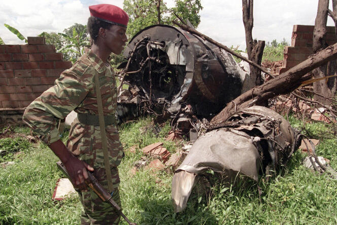 Un membre du Front patriotique rwandais, le 23 mai 1994, près des restes de l’avion du président rwandais Juvénal Habyarimana, abattu le 6 avril 1994 à Kigali.