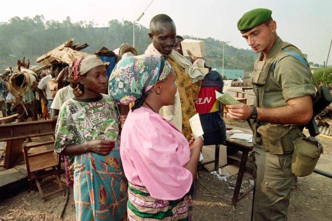 Un soldat de la Légion étrangère française vérifie les documents d’une femme rwandaise souhaitant traverser la frontière pour se rendre au Zaïre, le 15 août 1994.