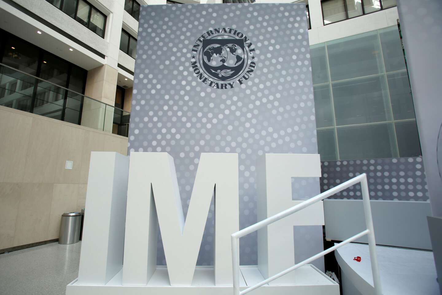 Le FMI revoit à la baisse ses perspectives de croissance mondiale avant des mois « sombres et plus incertains »