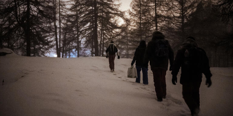Entre l'Italie et la France. Le groupe avance prudemment dans la neige. Le 14 mars. 