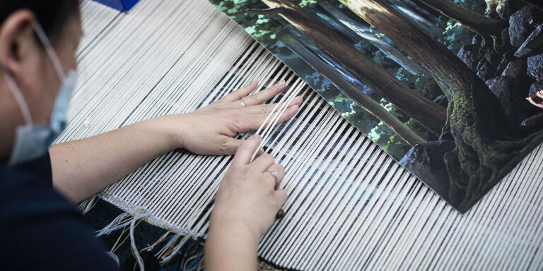 lissiere travaillant a la creation d une tapisserie d apres l œuvre graphique originale de miyasaki cite internationale de la tapisserie aubusson france 19/03/2021