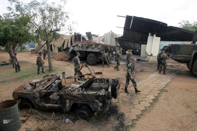 Des débris après un bombardement par les forces aériennes ivoiriennes, près du lycée Descartes de Bouaké (Côte d’Ivoire), le 4 novembre 2004.