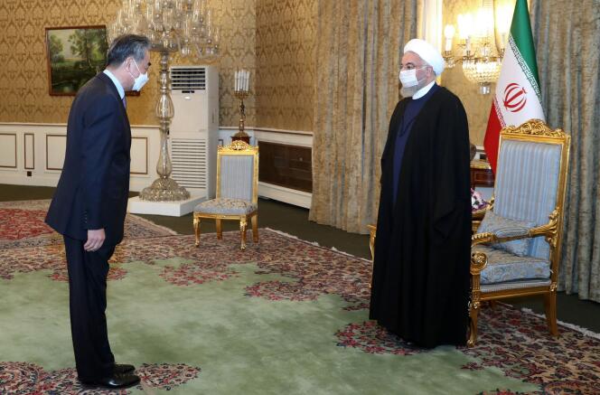Le ministre des affaires étrangères chinois, Wang Yi , accueilli par le président iranien, Hassan Rohani, à Téhéran, le 27 mars.