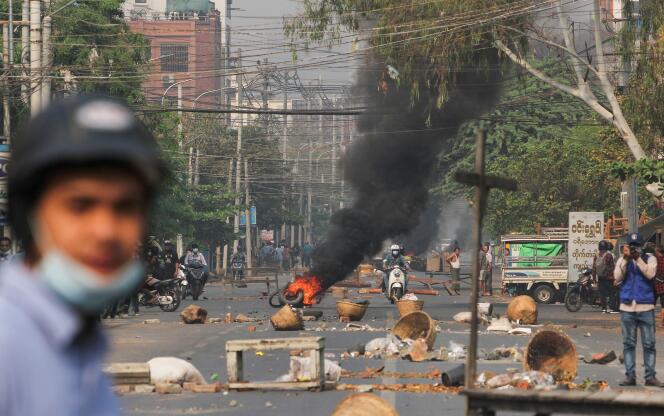 Manifestation contre la junte militaire dans les rues de Mandalay (Birmanie) , le 27 mars 2021.