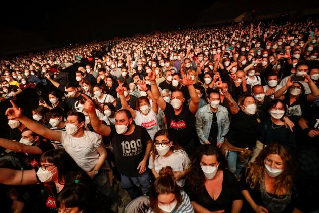 Port du masque obligatoire pour les spectateurs du concert du groupe Love of Lesbian, au Palau Sant Jordi, à Barcelone (Espagne), le 27 mars.