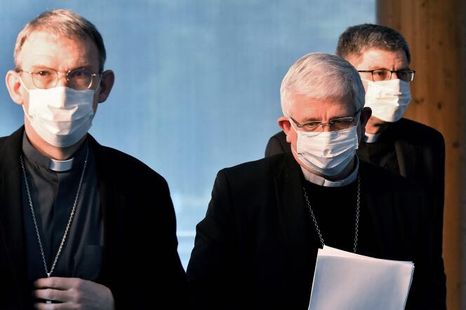 Eric de Moulins-Beaufort (à droite), président de la Conférence épiscopale de France (CEF), le 26 mars à Notre-Dame de Lourdes.