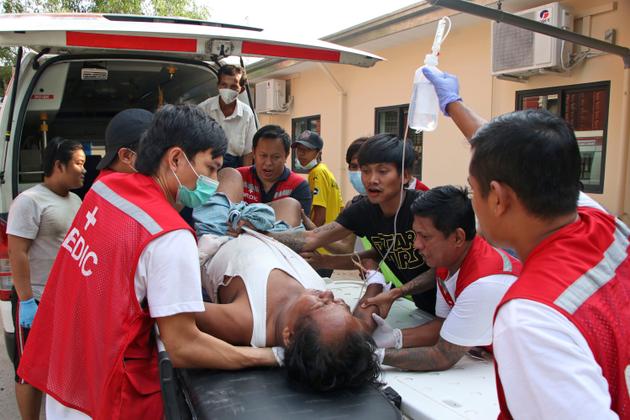 Un hombre herido está siendo trasladado en ambulancia el 27 de marzo en el distrito Lata de Rangún.