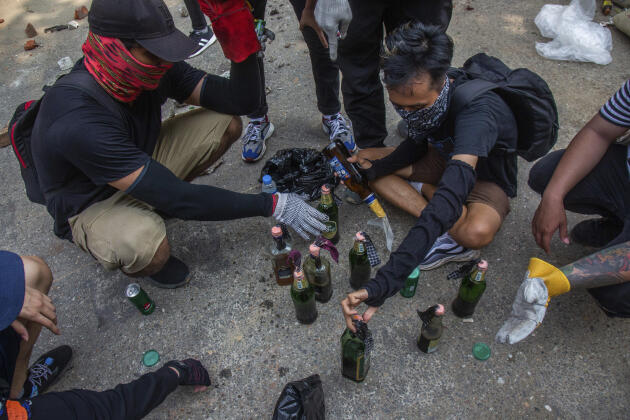 Los manifestantes preparan cócteles Molotov durante una protesta el 27 de marzo contra el golpe en Rangún.