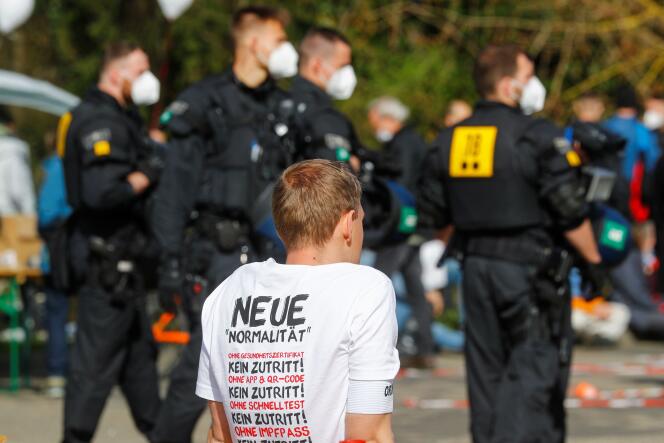 Un manifestant proteste contre les restrictions gouvernementales liées à la pandémie de Covid-19, à Darmstadt, en Allemagne, dimanche 28 mars.