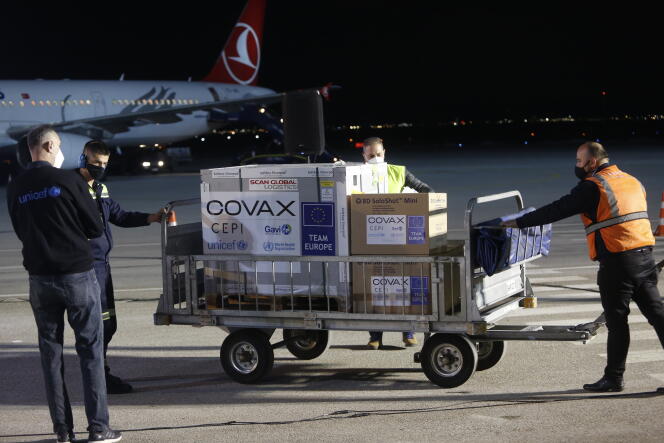 Arrivée, dimanche 28 mars, du premier lot de vaccins au Kosovo, à l’aéroport de Pristina.