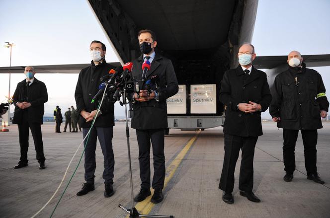 Le premier ministre slovaque Igor Matovic (centre), après l’arrivée par avion de doses du vaccin russe, à l’aéroport de Kosice (Slovaquie), le 1er mars.