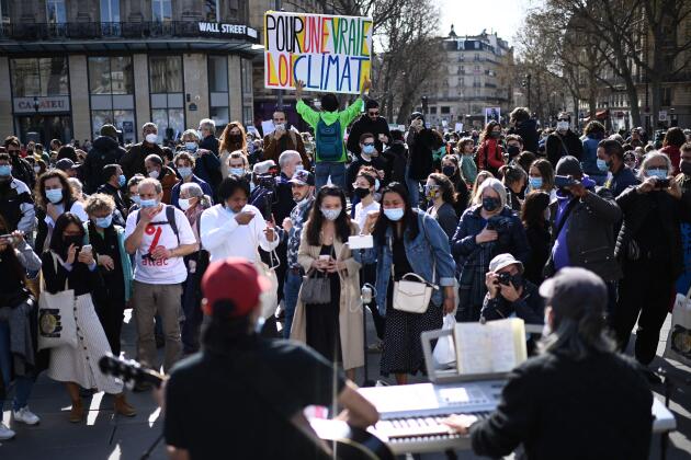 A Paris, 55 000 personnes selon les organisateurs (12 000 selon la police) ont manifesté, dimanche 28 mars, contre la version du projet de loi sur le climat présentée à l’Assemblée à partir de lundi.