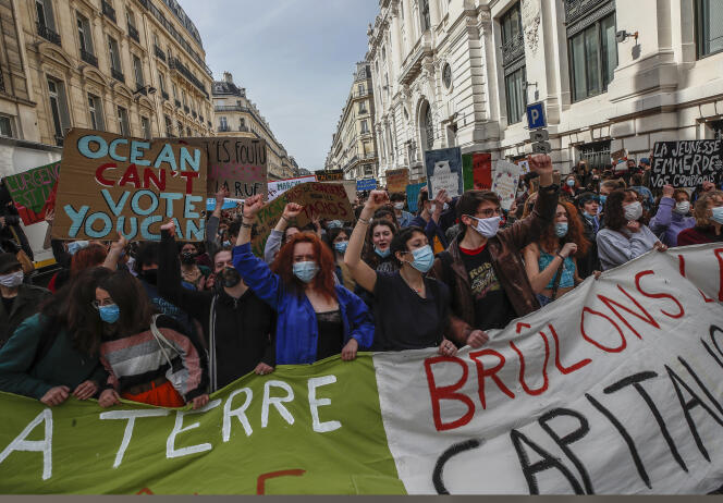 Manifestation pour une « vraie » loi sur le climat, à Paris, le 28 mars.