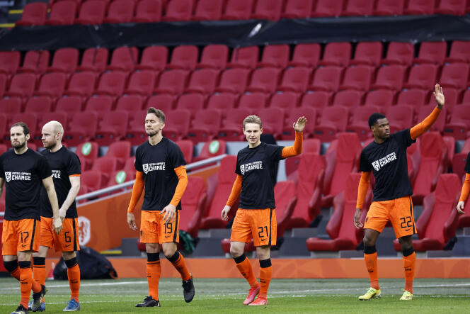 Samedi 27 mars, les Oranje sont entrés sur la pelouse de la Johan Cruyff Arena vêtus d’un tee-shirt noir portant la mention « Football supports CHANGE » (« Le football soutient le changement »).