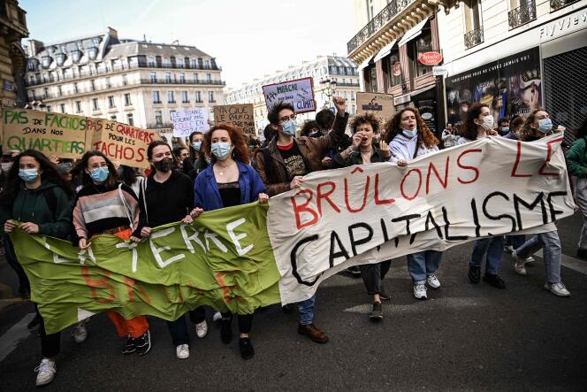 A Paris, une manifestation à l’appel de dizaines d’associations, organisations non gouvernementales (ONG) ou syndicats s’est élancée à 14 heures de la place de l’Opéra en direction de la place de la République.