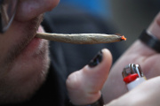 Un fumeur de marijuana, le 14 avril 2020, à New York. AFP / GETTY IMAGES NORTH AMERICA / BRUCE BENNETT
