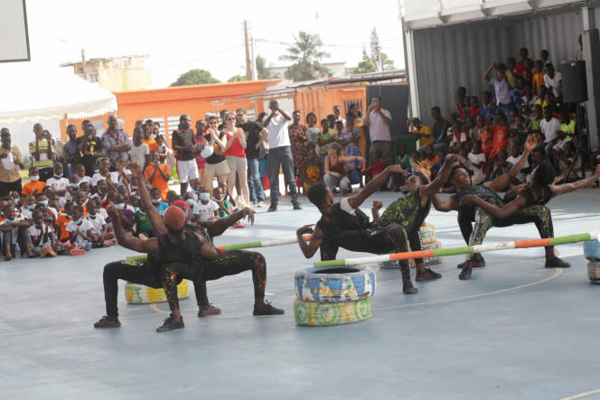 La compagnie Ivoire cirque décalé, le 28 mars, à Abidjan.